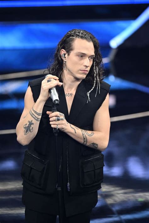 irama, ci accessori per capelli in stile Boho a Sanremo .